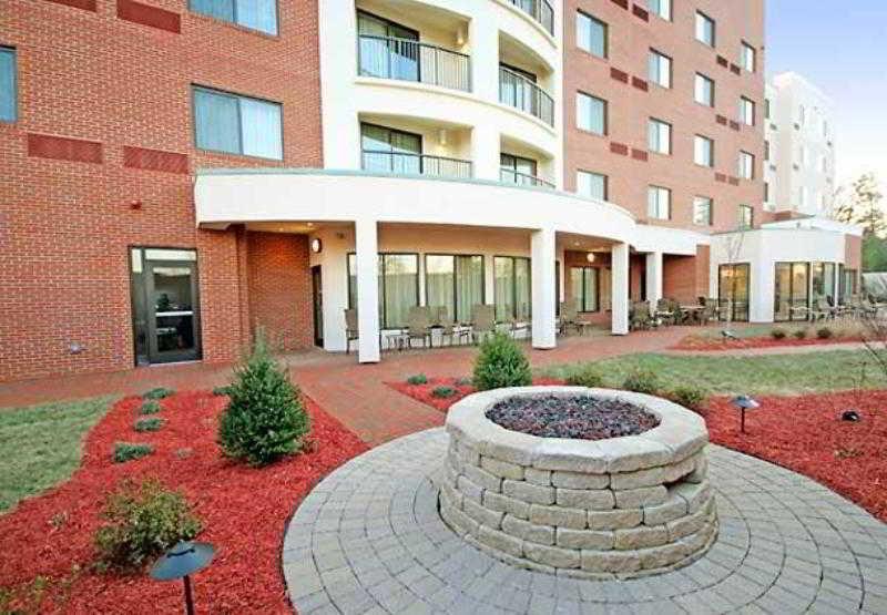 Courtyard Greensboro Airport Exterior foto