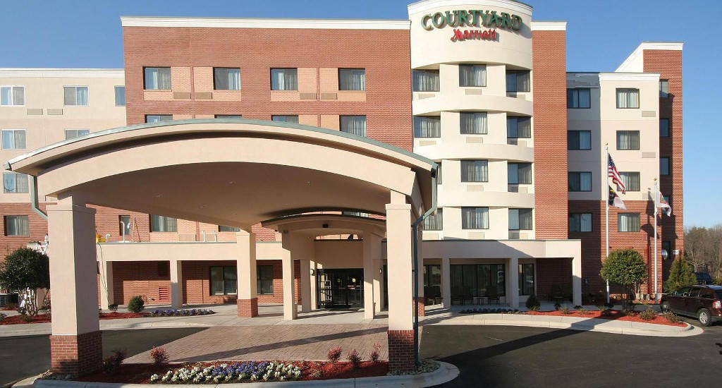 Courtyard Greensboro Airport Exterior foto